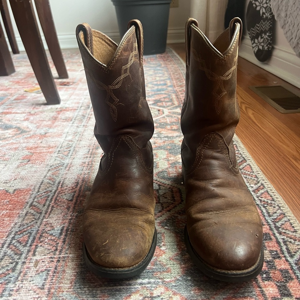 Brown Ariat Heritage Roper boots. Size 9